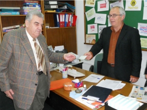 Ο Θόδωρος Μπρεδήμας προσφέρει εκ μέρους της "Αλλαγής" 4.000 ευρώ για το Κοινωνικό Παντοπωλείο