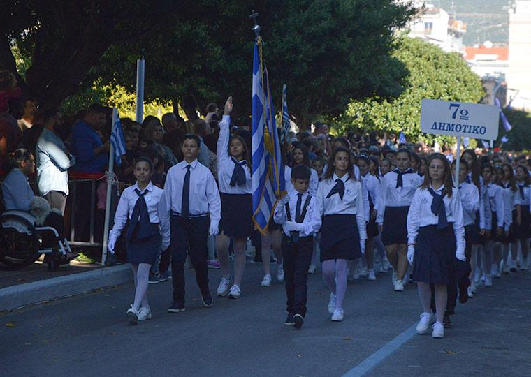 Παρέλαση στην Καλαμάτα: “Όχι στο φασισμό, όχι στον πόλεμο. Ναι στη Δημοκρατία, ναι στην ελευθερία”