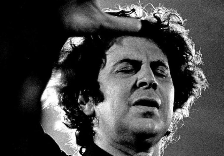 Αφιέρωμα στον Μίκη Θεοδωράκη με τον Γιάννη Θωμόπουλο