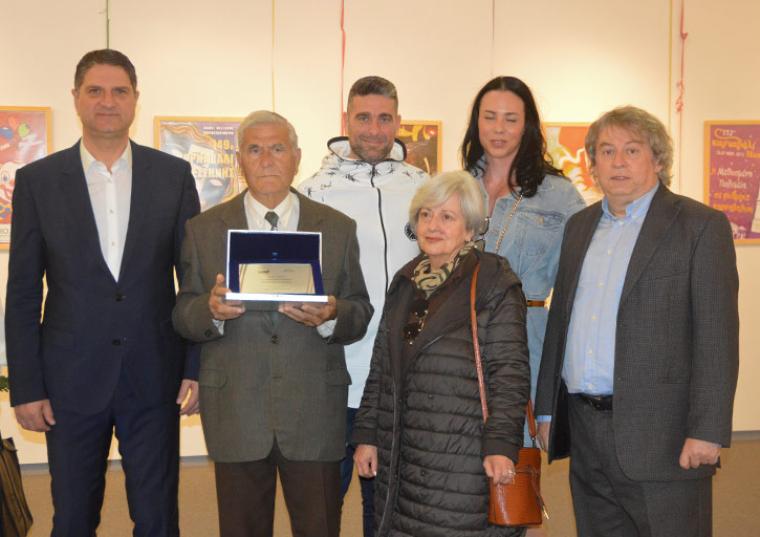 Ο δήμαρχος Γιώργος Αθανασόπουλος, ο βραβευθείς Σπύρος Μιχαλόπουλος, η οικογένειά του και ο Νίκος Ρούτσης