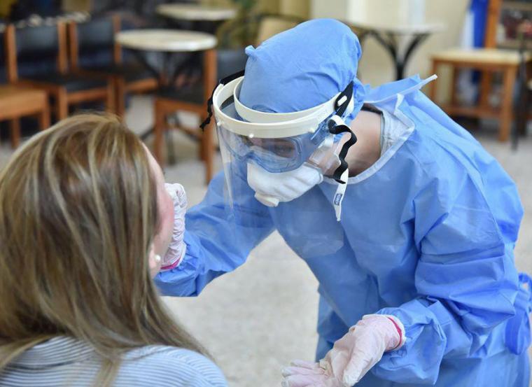 Λιγότεροι θάνατοι, περισσότεροι διασωληνωμένοι σήμερα ανακοίνωσε ο ΕΟΔΥ