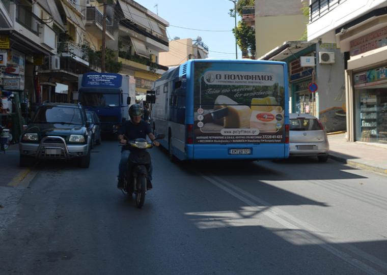 Σημερινή φωτογραφία, μετά τη συνεδρίαση της Δημοτικής Επιτροπής, δείχνει το Αστικό στην Αθηνών, να έχει βγει στο αντίθερο ρεύμα κυκλοφορίας λόγω σταθμευμένων οχημάτων και να έχει προκληθεί κυκλοφοριακή συμφόρηση