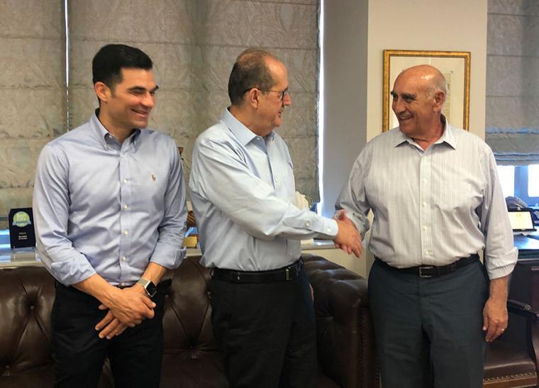 Ο Δημήτρης Καραλής δεξιά, σε συνάντηση με τον περιφερειάρχη Πελοποννήσου, Παναγιώτη Νίκα (στη μέση), με τη συμμετοχή και του επιχειρηματία στον τουριστικό τομέα Δημήτρη Πατριαρχέα