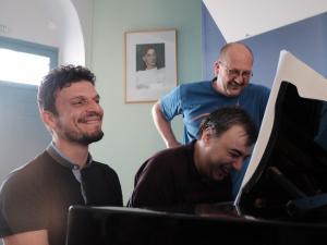 Ρεσιτάλ για έξι χέρια πάνω σ’ένα πιάνο!