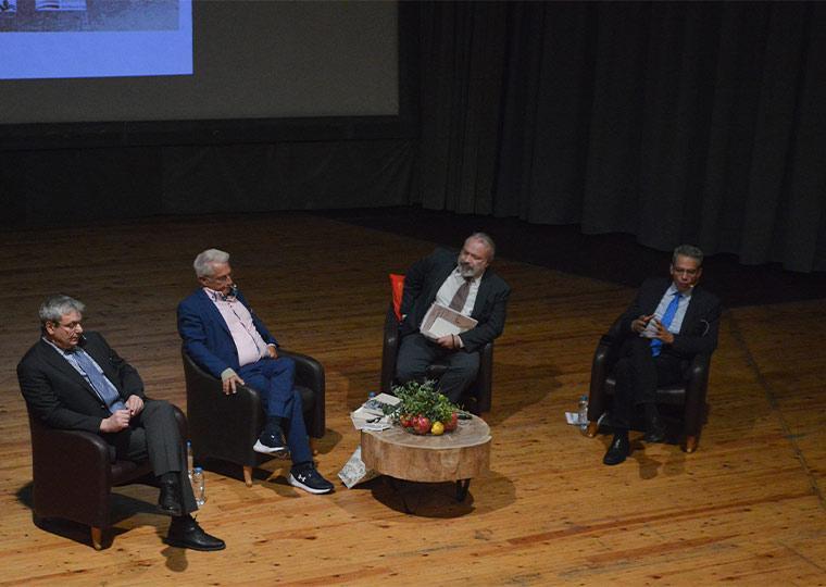 Από την εκδήλωση του Τμήματος Λόγου και Γραμμάτων της Φάρις, στα τέλη του περασμένου Οκτώβρη, για την Μικρασιατική Καταστροφή. Στο πάνελ Ευάνθης Χατζηβασιλείου, Θανάσης Διαμαντόπουλος, Δημήτρης Κοσμόπουλος, Άγγελος Συρίγος