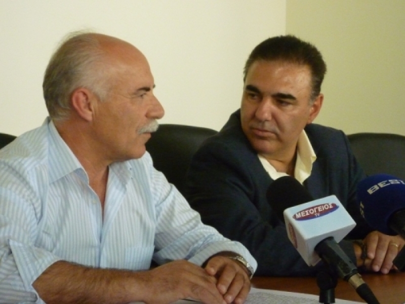 Ο Χρήστος Σταθόπουλος, πλειοψηφών σύμβουλος στις χθεσινές εκλογές, με τον Σωτήρη Τσώνη