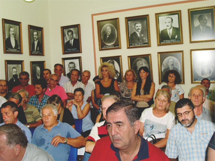 Πληγέντες από την πλημμύρα παρακολουθούν τη συνεδρίαση του Δημοτικού Συμβουλίου Καλαμάτας