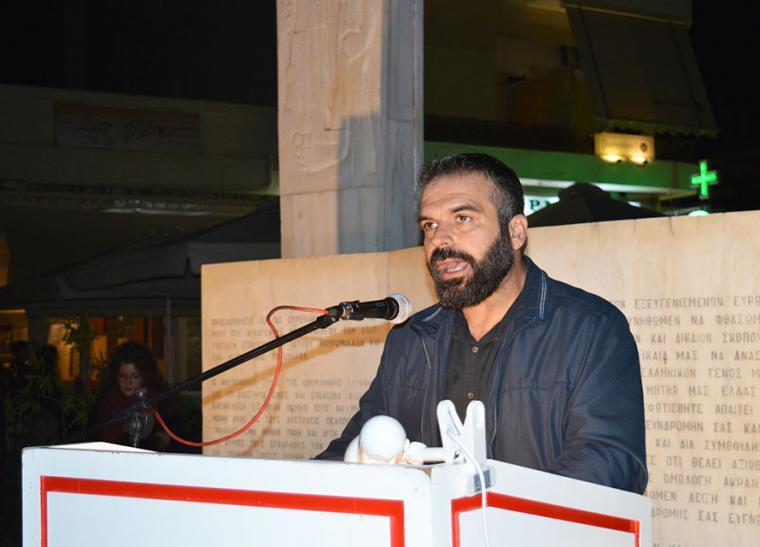 Ομιλία του Νίκου Κουτουμάνου μπροστά στα γραφεία της ΔΕΥΑΚ