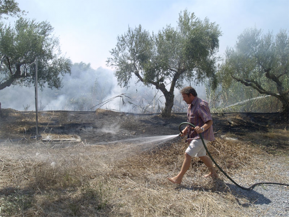Ακόμη και ξυπόλυτοι έσπευσαν οι κάτοικοι των Γιαννιτσανίκων για να σώσουν το Συνεταιρισμό και να σβήσουν τη φωτιά, μαζί με την Πυροσβεστική Υπηρεσία