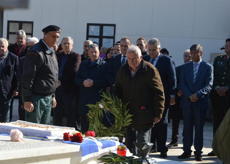 Κατάθεση στεφάνων από τον εκπρόσωπο των συγγενών των θυμάτων, Παναγιώτη Μπαζάνη