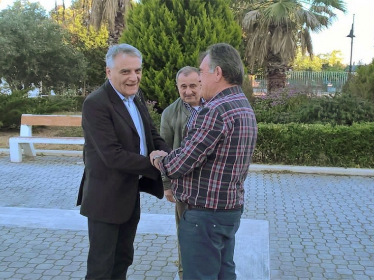Ο γραμματέας του υπουργείου Εσωτερικών, Γιώργος Πουλάκης ενώ τον υποδέχεται στο δημαρχείο ο δήμαρχος Μεσσήνης Γιώργος Τσώνης