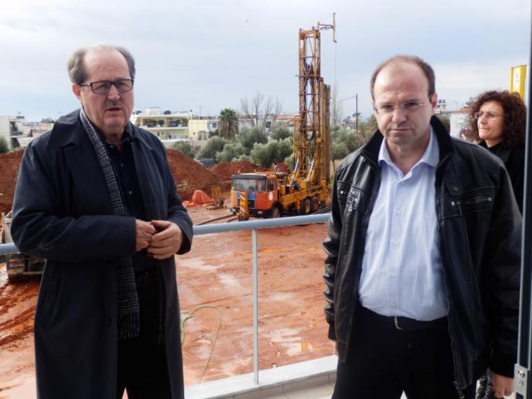 Ο περιφερειάρχης ευχαριστεί τον Γιώργο Μπέζο και συστήνει στην Ελένη Αλειφέρη