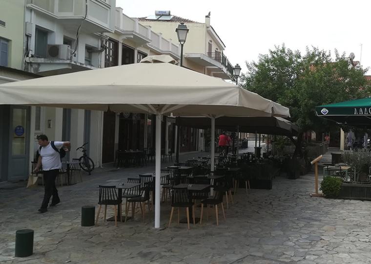 Ο Σύλλογος Καταστημάτων Εστίασης “έκαψε” τη δημοτική αρχή για τα τραπεζοκαθίσματα