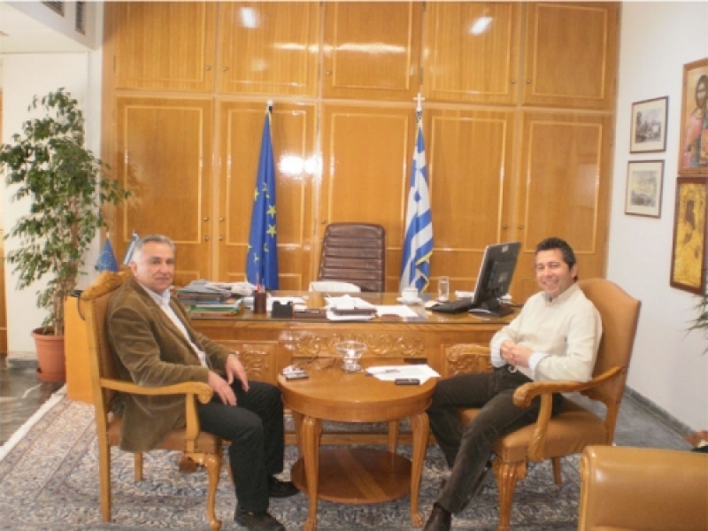 Ο Νίκος Κλάδης (δεξιά) στο γραφείο του αντιπεριφερειάρχη, Παναγιώτη Αλευρά