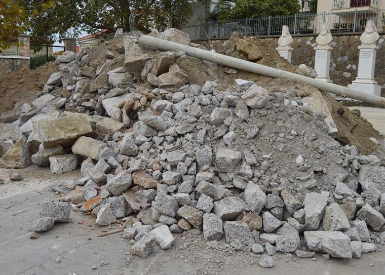 Μπάζα από το έργο της ανάπλασης στην πλατεία της Υπαπαντής πριν από μία εβδομάδα