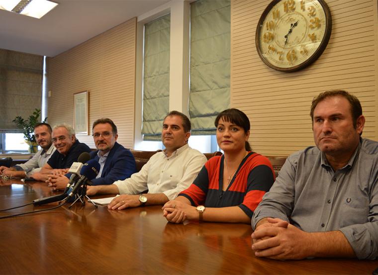 Ο δήμαρχος Καλαμάτας Θανάσης Βασιλόπουλος ανάμεσα στους συνεργάτες του αντιδημάρχους και τη γενική γραμματέα που επέλεξε, Μαρία Νταμάτη