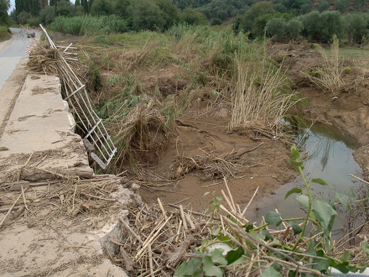 Γεφύρι σακατεμένο από τη δύναμη του νερού, κοντά στη Βασιλάδα, στο δρόμο Αμφιθέας-Πολύλοφου