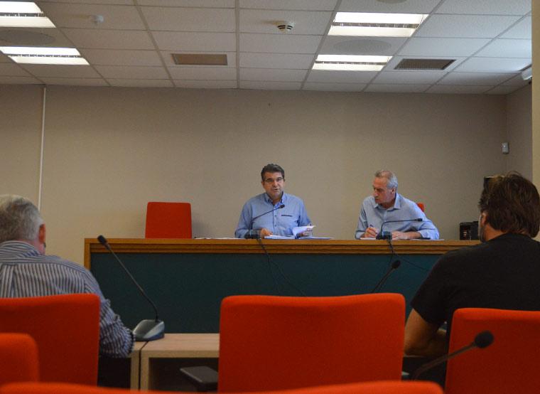 Ο πρόεδρος της Οικονομικής Επιτροπής, αντιδήμαρχος Σαράντος Μαρινάκης και ο προϊστάμενος του Τμήματος Υποστήριξης Συλλογικών Οργάνων, Χρήστος Αλεξανδρόπουλος