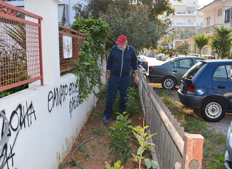 Ο Νίκος Κισκήρας μεταμορφώνει ένα υποβαθμισμένο κοινόχρηστο χώρο