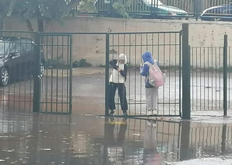 Το 13ο Δημοτικό ξανάγινε λίμνη με μια μπόρα! - Μαθητές σκαρφάλωναν για να βγουν απ' το σχολείο!