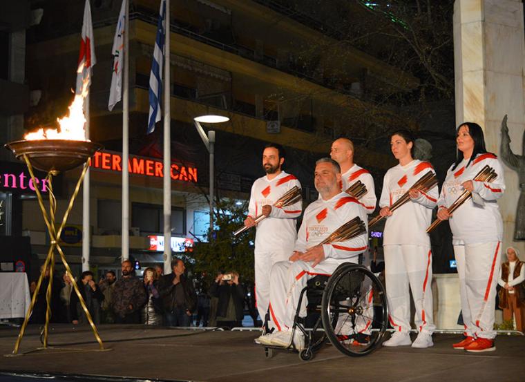 Οι λαμπαδηδρόμοι της Καλαμάτας Παναγιώτης Βεργινάδης, Διονύσιος Πουλής, Μαρία Χάσκου, Νίκη Αθανασοπούλου, Γιώργος Λαζαρίδης. Ο Παναγιώτης Λαγοπάτηςθα μεταφέρει σήμερα την Ολυμπιακή Φλόγα