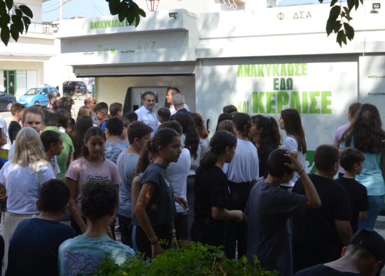 Με μαθητές ξεκίνησε τη λειτουργία της η “γωνιά ανακύκλωσης” στο κέντρο της Καλαμάτας