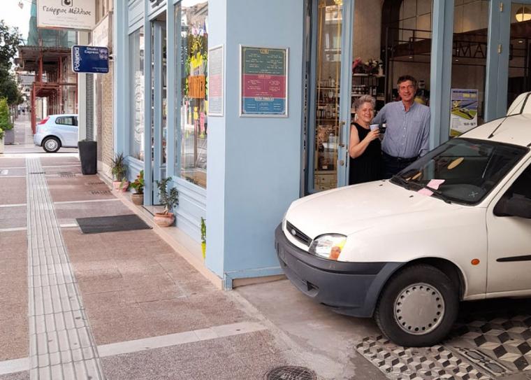 Τέσσερις μέρες αυτοκίνητο παρκαρισμένο σε στοά-παραχωρημένο κοινόχρηστο χώρο αλλά οι αρχές περιμένουν τον ιδιοκτήτη του!