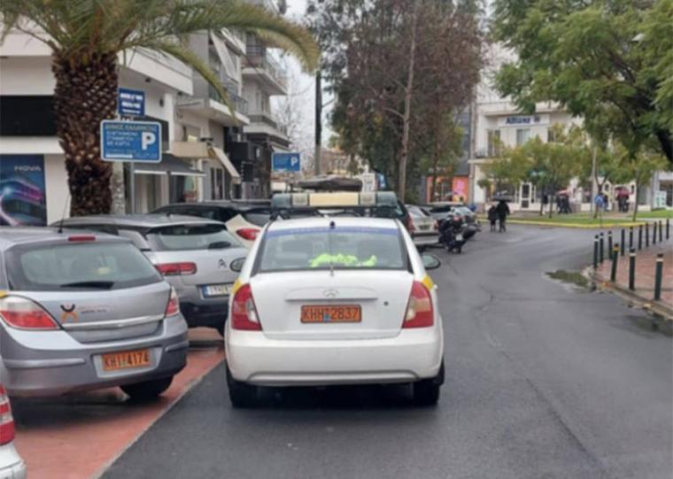 Η Δημοτική Αστυνομία δίνει παράδειγμα στο διπλοπαρκάρισμα...