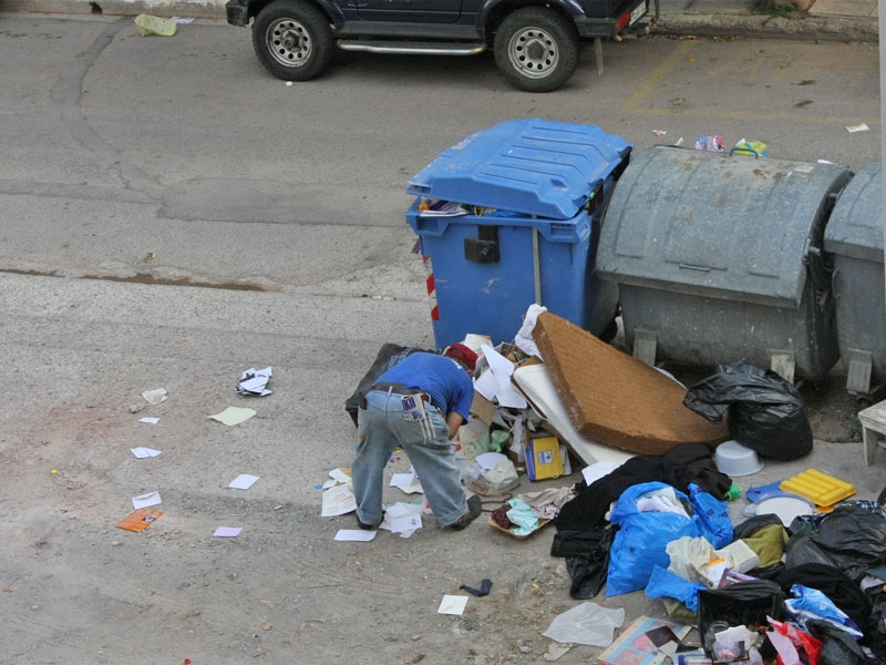 Επαγγελματίας ρακοσυλλέκτης σκορπίζει τα σκουπίδια
