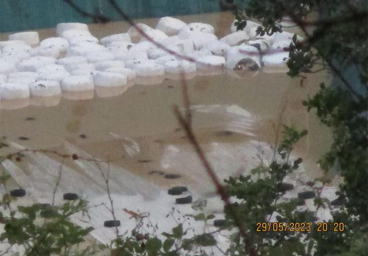 Στο πλευρό των κατοίκων της Καλλιρρόης ο Νίκος Κουτουμάνος - Οι μπάλες σκουπιδιών έπλεαν μέσα στα νερά της βροχής