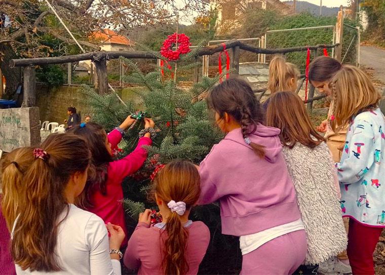 Ο «Κήπος της Λυσούς» και το 12ο Δημοτικό Σχολείο Καλαμάτας έφεραν τα Χριστούγεννα στην Αλαγονία