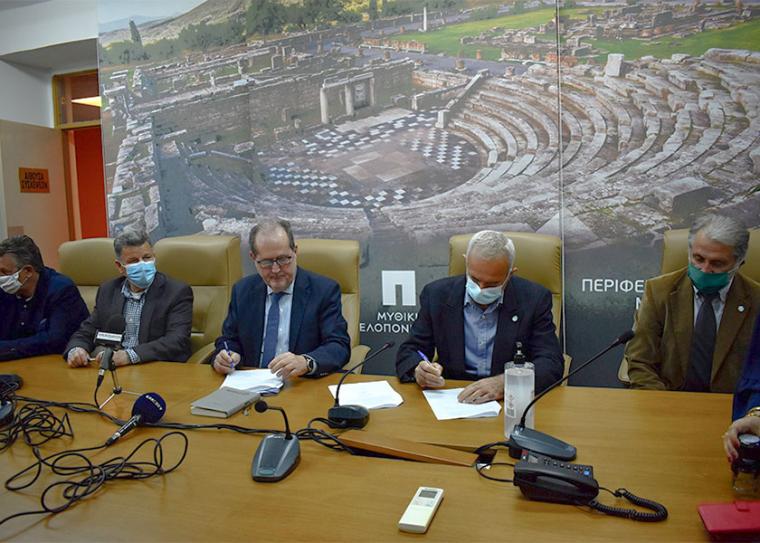 Υπέγραψαν περιφερειάρχης και Μεσσηνιακός για την αντικατάσταση  του χλοοτάπητα στο γήπεδο με 300.000 ευρώ