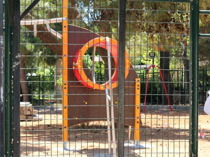Συνεχείς καταστροφές στις παιδικές χαρές της Μεσσήνης, κλέβουν τις βίδες από τα όργανα!...