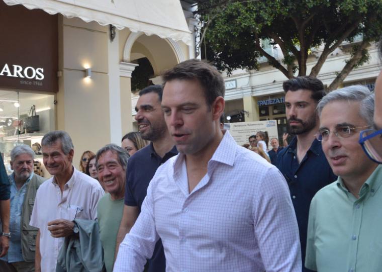 φωτό αρχείο Στέφανος Κασσελάκης στην Καλαμάτα με τον συντονιστή της Νομαρχιακής Επιτροπής, Μανώλη Μάκαρη και άλλα στελέχη