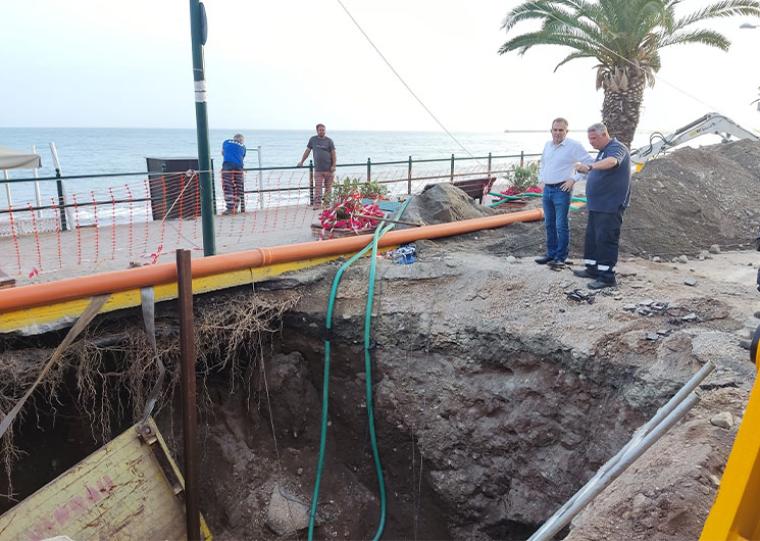 “Σουρωτήρι” ο αγωγός λυμάτων στη Ναυαρίνου - Άγνωστο ακόμη πότε θα αποκατασταθεί η βλάβη και θα ξανανοίξει ο δρόμος