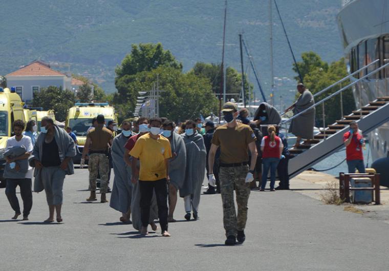 Σήμερα θα μεταφερθούν στη Μαλακάσα οι μετανάστες που διασώθηκαν και βρίσκονται στις αποθήκες του λιμανιού Καλαμάτας