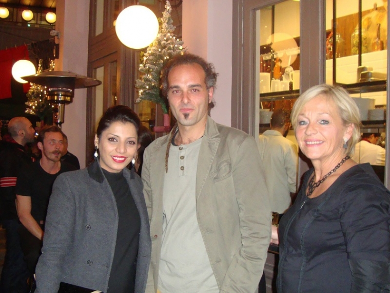Η σεφ Sepideh Sedaghatnia και η έμπορος ελληνικών προϊόντων Karine De Nave με τον Βασίλη Νικολαΐδη του &quot;Λάδι Βιώσας&quot; στο Baba Yaga