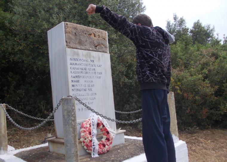 Στεφάνι για την Εργατική Πρωτομαγιά σε βανδαλισμένο μνημείο της Αντίστασης στα Φιλιατρά