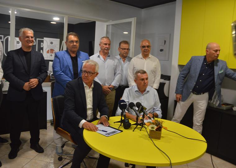 Γιάννης Σμυρνιώτης πρόεδρος ΦΟΔΣΑ Πελοποννήσου, Σωτήρης Κατσιμίχας, εκπρόσωπος ΑΚΤΩΡ, κατά την υπογραφή της σύμβασης