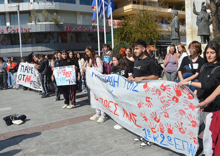 Συλλαλητήριο μαθητών - φοιτητών στην Καλαμάτα για το έγκλημα των Τεμπών - Τραγούδησαν “Της δικαιοσύνης ήλιε νοητέ”