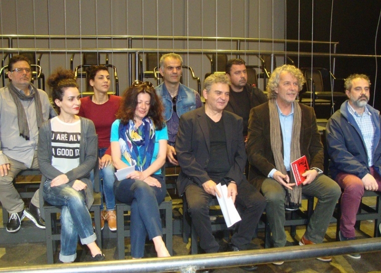 Ο σκηνοθέτης Κώστας Χαλκιάς στο κέντρο ανάμεσα στους Μαρία Τούμπουρου, Αντώνη Κατσά και συντελεστές της παράστασης