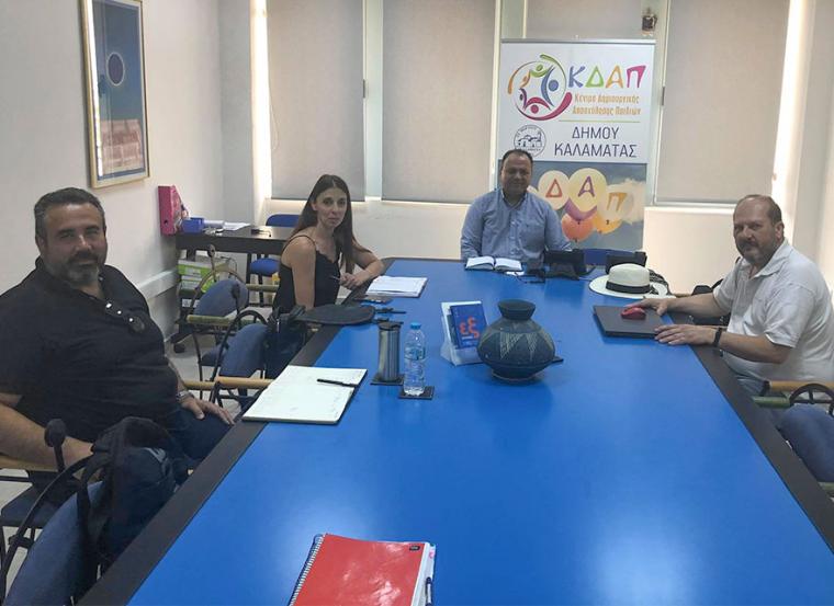 Παναγιώτης Λαμπρινίδης από το Εικαστικό Εργαστήρι, Θώμη Σταμούλη από τη Δημοτική Σχολή Χορού, Παντελής Δρούγας, πρόεδρος της Φάρις, Στάθης Γυφτάκης, από το Δημοτικό Ωδείο Καλαμάτας