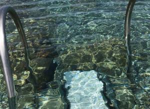 Έστησαν τη ράμπα μπροστά σε βράχια στο Ακρογιάλι Αβίας…