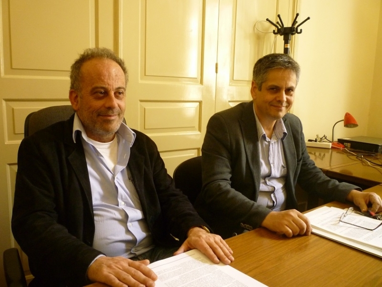 Ο Σταμάτης Μπεχράκης (δεξιά) με τον Γιάννη Θεοφιλόπουλο, μέλος στη διοίκηση του ΦΟΔΣΑ, δημοτικοί σύμβουλοι Καλαμάτας και οι δύο
