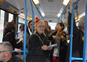 Ένα μουσικό δώρο από το “Μελίφωνο” - Το λεωφορείο που έψαλε κάλαντα και παραδοσιακά τραγούδια!