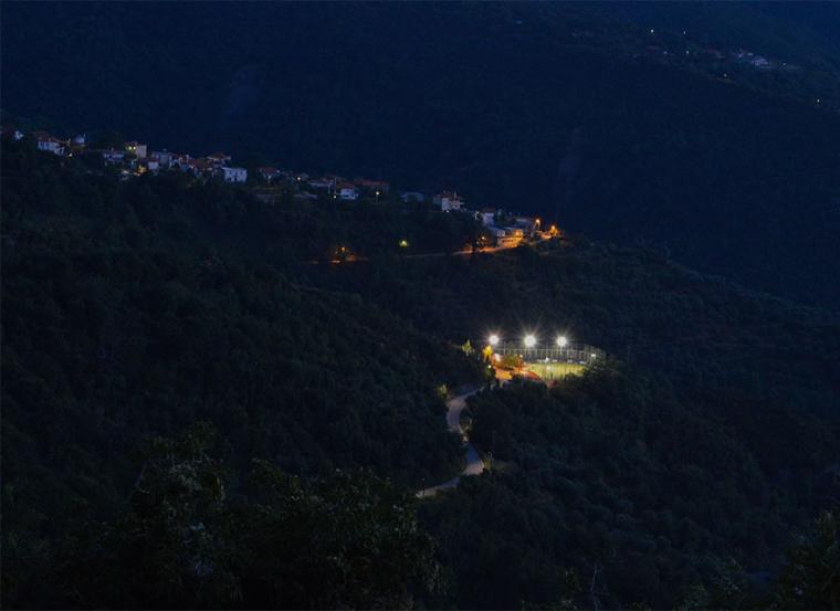 Το Δημάκειο Αθλητικό Κέντρο Αλαγονίας, οι Πηγές και στο βάθος η Αρτεμισία