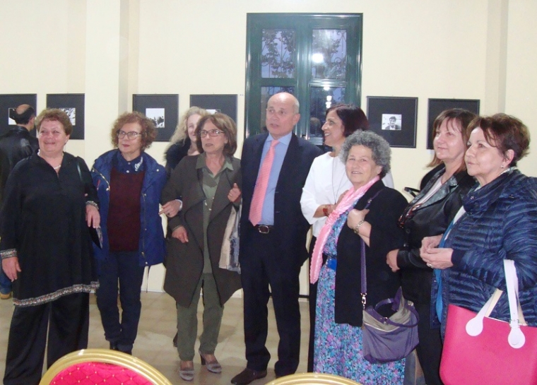 Ο Ιταλός πρέσβης Λουίτζι Μάρας πλαισιωμένος από Ιταλίδες κυρίες οι οποίες ζουν στη Μεσσηνία. Αριστερά η Μαργαρίτα Μποβιτσέλι