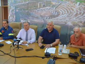 Ο διευθυντής Δασών Μεσσηνίας, Γιώργος Σωτηρόπουλος, δεξιά. Αριστερά ο διοικητής των Πυροσβεστικών Υπηρεσιών Μεσσηνίας, Ανδρέας Καπουράλος, ο αντιπεριφερειάρχης Μεσσηνίας Βασίλης Καπέλιος και ο περιφερειακός συντονιστής Πολιτικής Προστασίας, Βασίλης Χατζής