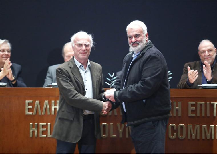 Η τιμητική διάκριση του Γιώργου Οικονομόπουλου από τον Πανελλήνιο Σύνδεσμο Αθλητικού Τύπου