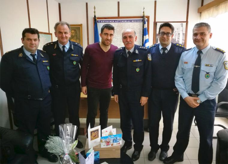 Ο Σωκράτης Παπασταθόπουλος δώρισε αλεξίσφαιρα γιλέκα στην Αστυνομία της Μεσσηνίας